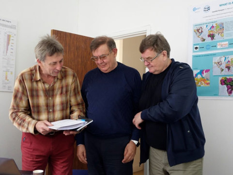 М.Пубелье, А.Ханчук и О.Петров обсуждают легенду к карте орогенов мира 