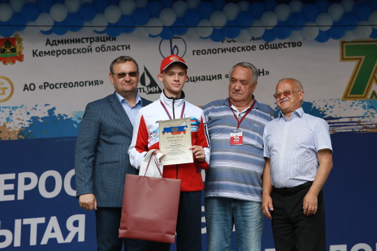 В центре - победитель в личном первенстве из команды «Кузбасс» Семен Гришин